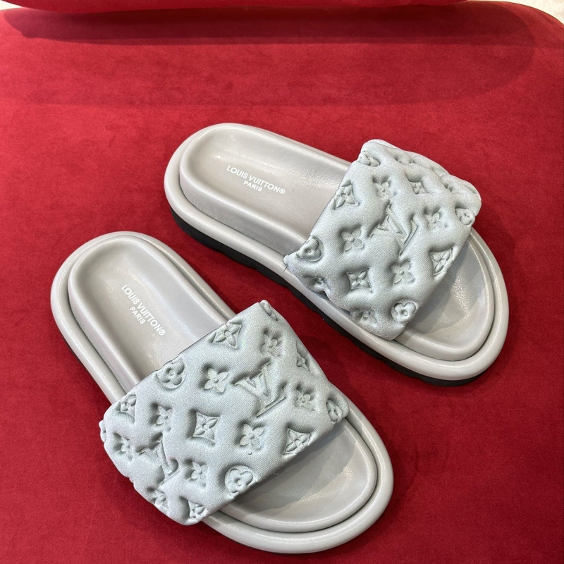 l0vis Vvtt0n slippers